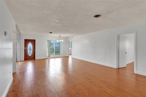 House in Miami Gardens, Florida 3 bedrooms, 155.24 sq.m. № 1990735 - photo 7