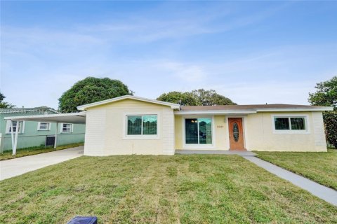 House in Miami Gardens, Florida 3 bedrooms, 155.24 sq.m. № 1990735 - photo 3