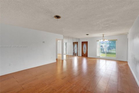 House in Miami Gardens, Florida 3 bedrooms, 155.24 sq.m. № 1990735 - photo 6