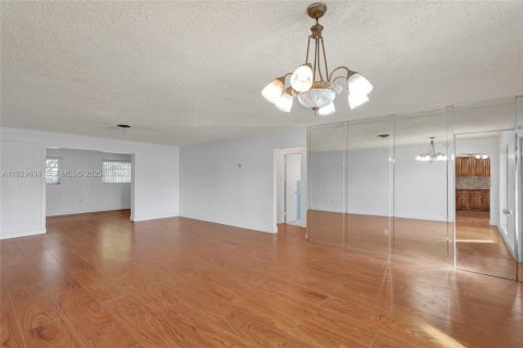 House in Miami Gardens, Florida 3 bedrooms, 155.24 sq.m. № 1990735 - photo 8