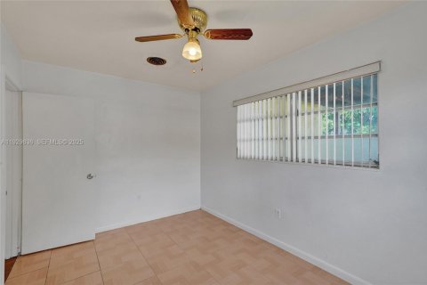 House in Miami Gardens, Florida 3 bedrooms, 155.24 sq.m. № 1990735 - photo 16