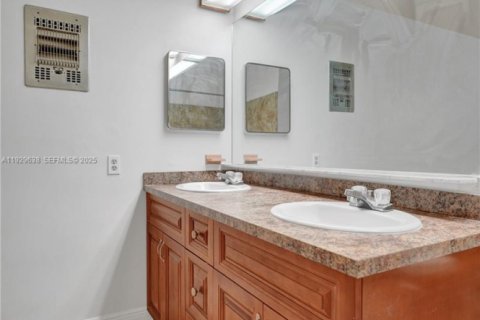 House in Miami Gardens, Florida 3 bedrooms, 155.24 sq.m. № 1990735 - photo 23