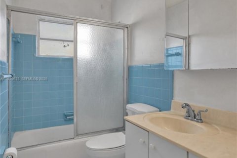 House in Miami Gardens, Florida 3 bedrooms, 155.24 sq.m. № 1990735 - photo 25