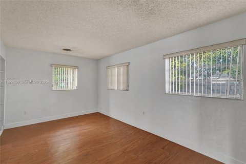 House in Miami Gardens, Florida 3 bedrooms, 155.24 sq.m. № 1990735 - photo 19