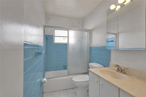 House in Miami Gardens, Florida 3 bedrooms, 155.24 sq.m. № 1990735 - photo 24