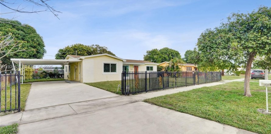 House in Miami Gardens, Florida 3 bedrooms, 155.24 sq.m. № 1990735