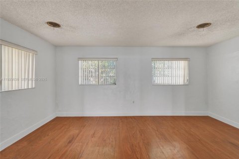 House in Miami Gardens, Florida 3 bedrooms, 155.24 sq.m. № 1990735 - photo 10