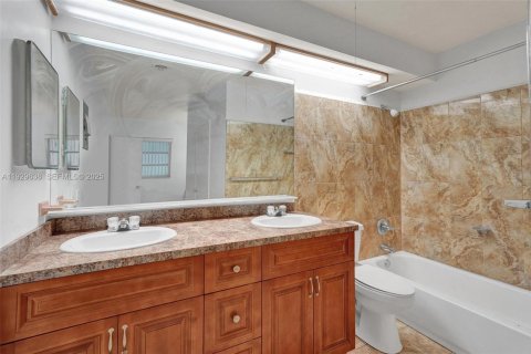 House in Miami Gardens, Florida 3 bedrooms, 155.24 sq.m. № 1990735 - photo 21