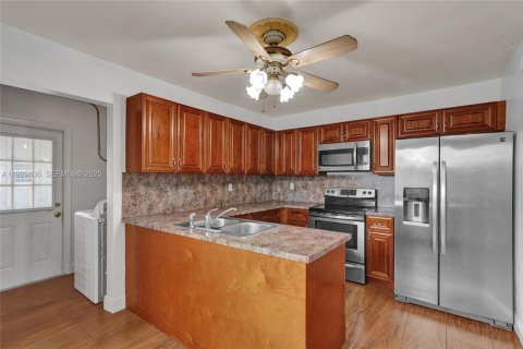 House in Miami Gardens, Florida 3 bedrooms, 155.24 sq.m. № 1990735 - photo 12