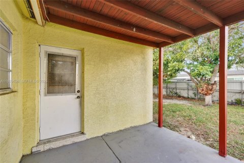 House in Miami Gardens, Florida 3 bedrooms, 155.24 sq.m. № 1990735 - photo 29