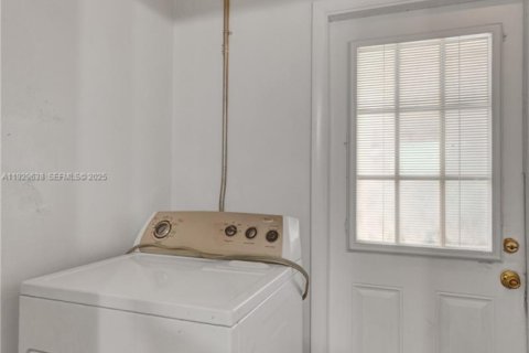 House in Miami Gardens, Florida 3 bedrooms, 155.24 sq.m. № 1990735 - photo 27