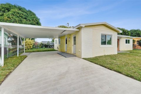 House in Miami Gardens, Florida 3 bedrooms, 155.24 sq.m. № 1990735 - photo 2