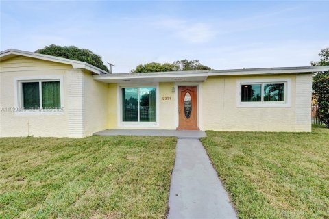 House in Miami Gardens, Florida 3 bedrooms, 155.24 sq.m. № 1990735 - photo 4