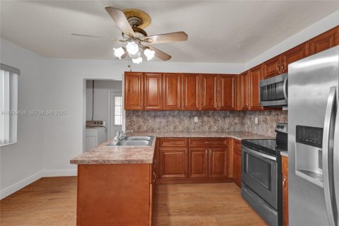 House in Miami Gardens, Florida 3 bedrooms, 155.24 sq.m. № 1990735 - photo 11