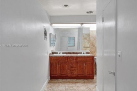 House in Miami Gardens, Florida 3 bedrooms, 155.24 sq.m. № 1990735 - photo 20