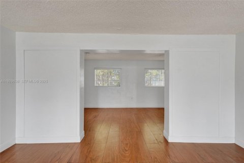 House in Miami Gardens, Florida 3 bedrooms, 155.24 sq.m. № 1990735 - photo 9