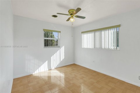 House in Miami Gardens, Florida 3 bedrooms, 155.24 sq.m. № 1990735 - photo 17