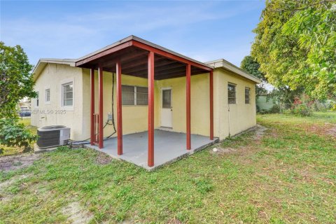 House in Miami Gardens, Florida 3 bedrooms, 155.24 sq.m. № 1990735 - photo 30