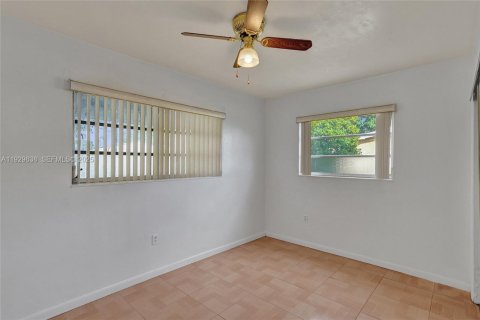 House in Miami Gardens, Florida 3 bedrooms, 155.24 sq.m. № 1990735 - photo 13