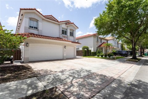 House in Doral, Florida 5 bedrooms, 283.54 sq.m. № 2246509