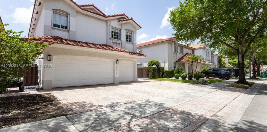 House in Doral, Florida 5 bedrooms, 283.54 sq.m. № 2246509