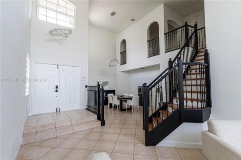 House in Doral, Florida 5 bedrooms, 283.54 sq.m. № 2246509 - photo 6