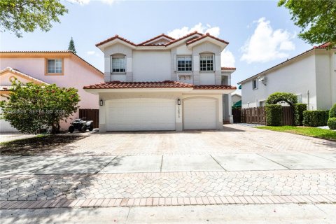 House in Doral, Florida 5 bedrooms, 283.54 sq.m. № 2246509 - photo 3