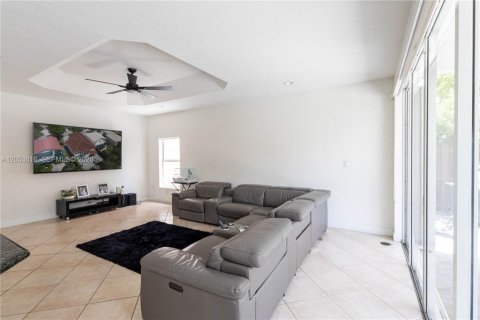 House in Doral, Florida 5 bedrooms, 283.54 sq.m. № 2246509 - photo 14