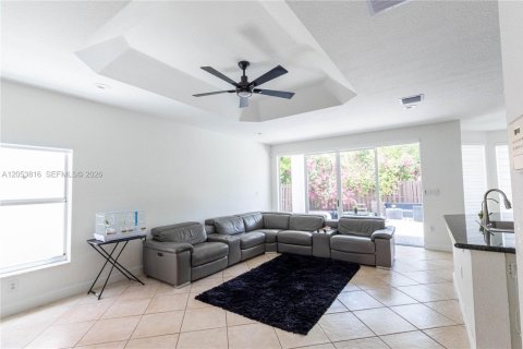 House in Doral, Florida 5 bedrooms, 283.54 sq.m. № 2246509 - photo 13