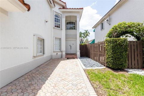 House in Doral, Florida 5 bedrooms, 283.54 sq.m. № 2246509 - photo 2