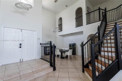 House in Doral, Florida 5 bedrooms, 283.54 sq.m. № 2246509 - photo 5
