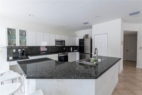 House in Doral, Florida 5 bedrooms, 283.54 sq.m. № 2246509 - photo 17