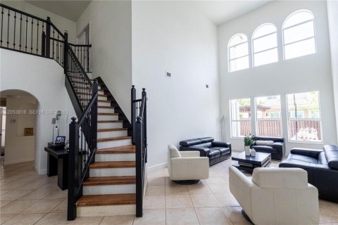 House in Doral, Florida 5 bedrooms, 283.54 sq.m. № 2246509 - photo 7