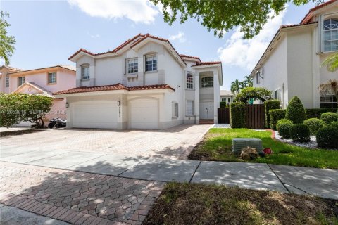 House in Doral, Florida 5 bedrooms, 283.54 sq.m. № 2246509 - photo 4