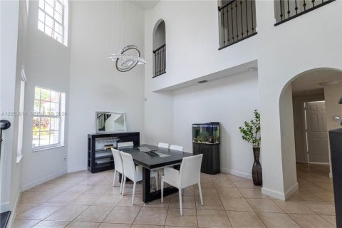 House in Doral, Florida 5 bedrooms, 283.54 sq.m. № 2246509 - photo 9