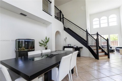 House in Doral, Florida 5 bedrooms, 283.54 sq.m. № 2246509 - photo 8