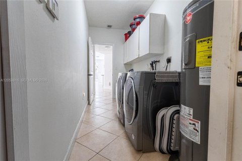 House in Doral, Florida 5 bedrooms, 283.54 sq.m. № 2246509 - photo 23