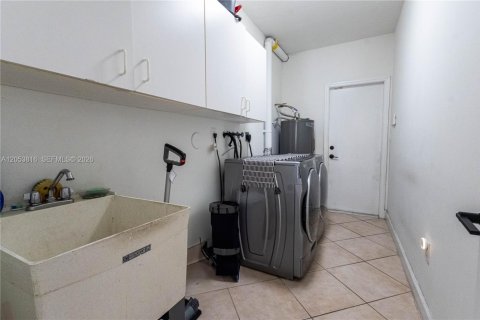 House in Doral, Florida 5 bedrooms, 283.54 sq.m. № 2246509 - photo 22