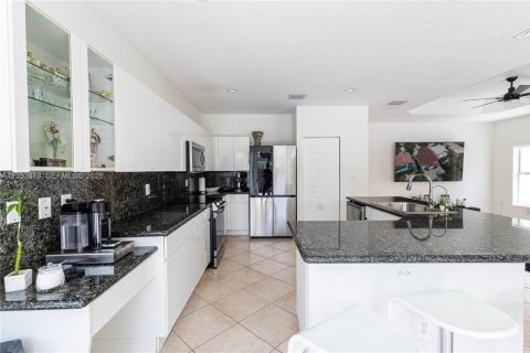 House in Doral, Florida 5 bedrooms, 283.54 sq.m. № 2246509 - photo 18
