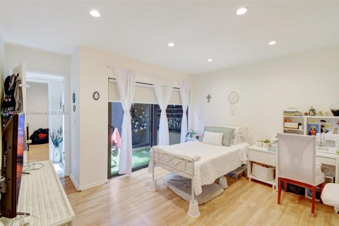 House in Miami, Florida 3 bedrooms, 155.43 sq.m. № 1776152 - photo 28