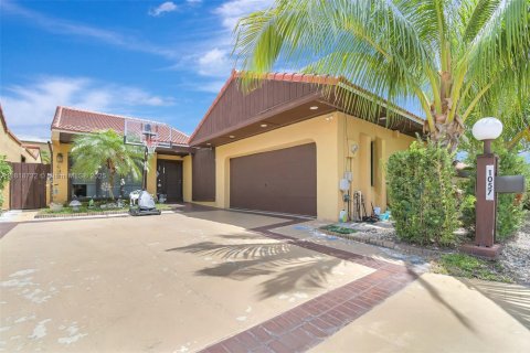 House in Miami, Florida 3 bedrooms, 155.43 sq.m. № 1776152 - photo 1