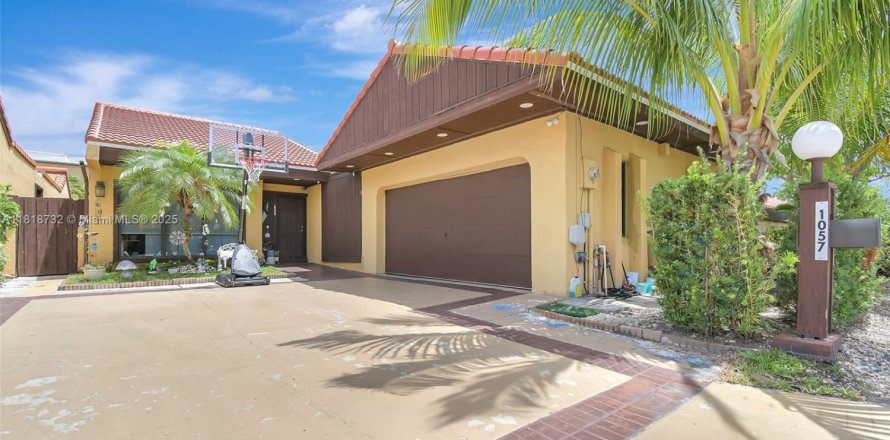 House in Miami, Florida 3 bedrooms, 155.43 sq.m. № 1776152