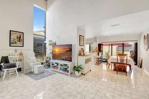 House in Miami, Florida 3 bedrooms, 155.43 sq.m. № 1776152 - photo 9