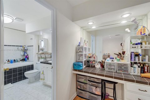 House in Miami, Florida 3 bedrooms, 155.43 sq.m. № 1776152 - photo 20
