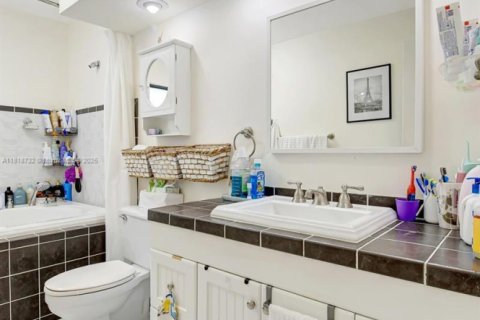 House in Miami, Florida 3 bedrooms, 155.43 sq.m. № 1776152 - photo 22