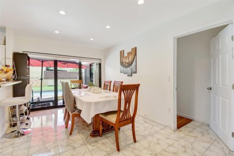 House in Miami, Florida 3 bedrooms, 155.43 sq.m. № 1776152 - photo 10