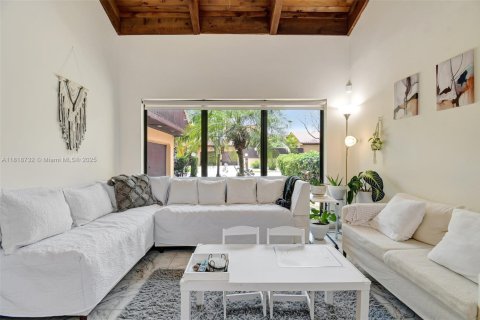 House in Miami, Florida 3 bedrooms, 155.43 sq.m. № 1776152 - photo 6