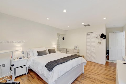 House in Miami, Florida 3 bedrooms, 155.43 sq.m. № 1776152 - photo 19