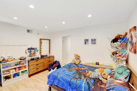 House in Miami, Florida 3 bedrooms, 155.43 sq.m. № 1776152 - photo 24