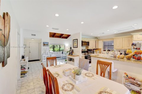 House in Miami, Florida 3 bedrooms, 155.43 sq.m. № 1776152 - photo 11